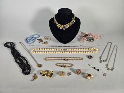 de nombreux colliers et bracelets exposés