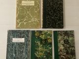 quatre livres posés les uns à côté des autres sur une table