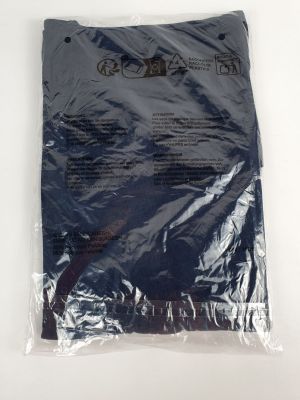 le dos d'un sac en plastique bleu posé sur une surface blanche