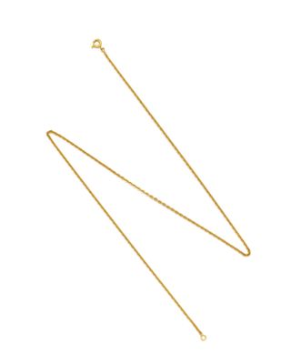 une paire de boucles d'oreilles plaquées or sur fond blanc