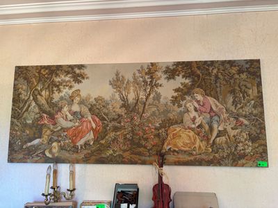 une photo d'un tableau accroché au mur au-dessus d'une table