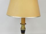 une lampe de table en laiton avec un abat-jour beige sur fond blanc