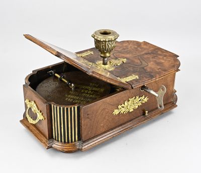 une boîte en bois contenant un instrument de musique