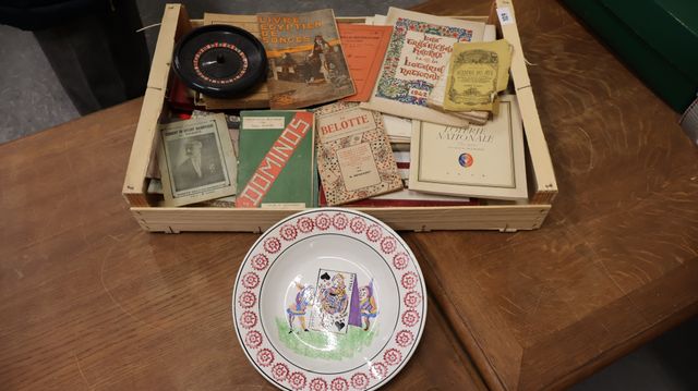 Livres sur les jeux, la cartomancie, assiette faïence décor, cart...