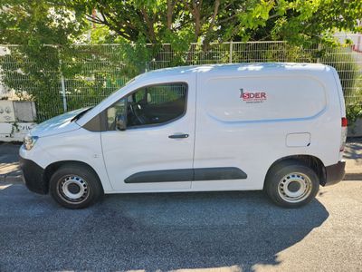 une camionnette blanche garée sur le parking