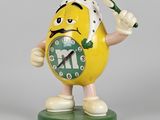 une figurine représentant un citron dont la face fait office d'horloge