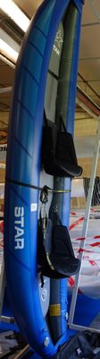 un kayak bleu posé par terre dans un garage