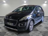la petite voiture noire est garée dans une grande pièce