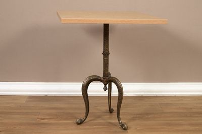 une petite table avec un plateau en bois sur un plancher en bois