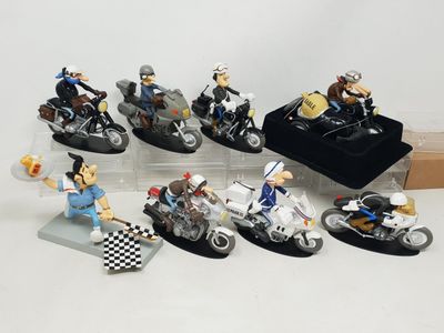 de nombreuses figurines représentant des personnes à moto sont exposées