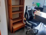une pièce équipée d'un bureau, d'une chaise et d'une bibliothèque