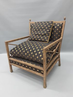 Fauteuil en métal cerusé à décor de croisillons. Dossier à d…