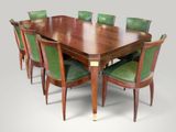 une grande table en bois entourée de chaises vertes