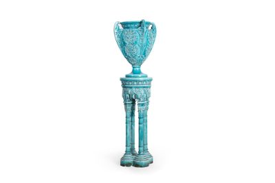 une image représentant un vase bleu posé sur une table