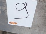 une photo d'un panneau posé sur un banc sur lequel on peut lire « Ne pas s'arrêter »