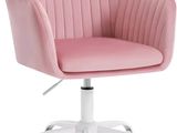 La chaise de bureau rose est équipée de roulettes et possède un piètement blanc.