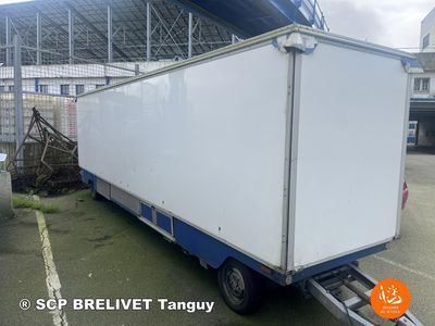 une photo d'un fourgon blanc garé sur un parking