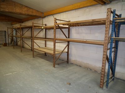 une pièce équipée d'étagères et d'échelles
