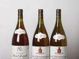 trois bouteilles de vin posées sur une table, l'une à côté de l'autre