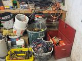 une pile d'objets hétéroclites posés sur le sol