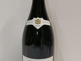 une bouteille de vin posée sur une table
