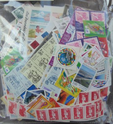 un sac rempli de timbres posé sur une table