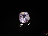 gros plan d'un diamant violet sur une surface noire