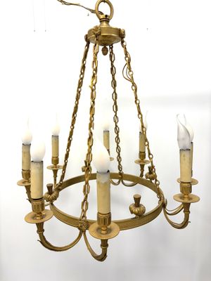 une image représentant un lustre auquel sont suspendues cinq bougies