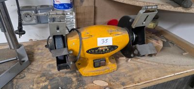 une machine jaune posée sur une table