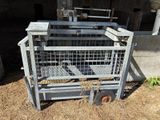 une cage dans laquelle se trouve un petit animal