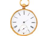 une montre de poche en or avec des chiffres romains sur le cadran