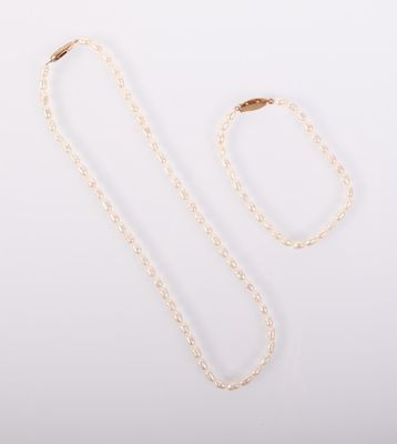 Parure d'un collier d'un bracelet et de perles d'eau douce
