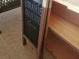 une ardoise posée sur une table en bois dans une pièce