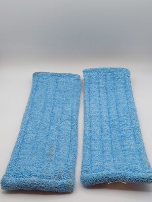 une paire de tampons de nettoyage Microfit bleus posés sur une surface blanche