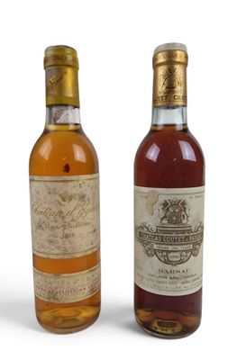 deux bouteilles de vin posées l'une à côté de l'autre sur une surface blanche