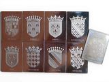 plusieurs types différents de plaques métalliques ornées de couronnes