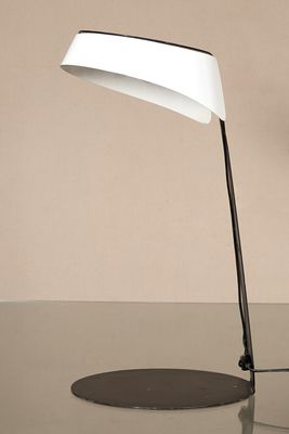 une lampe posée sur une table dans une pièce