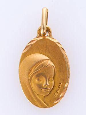 Gros plan sur une médaille d'or portant le visage d'une femme