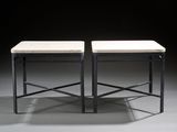 paire de tabourets avec plateau en marbre noir et blanc, posés sur une surface grise
