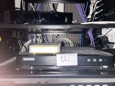une photo d'un rack contenant du matériel électronique dans une pièce
