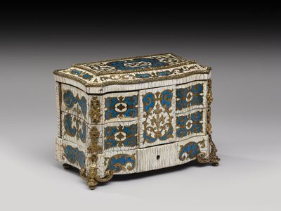 Petit coffret à bijoux en forme de commode mouvementée et bo…