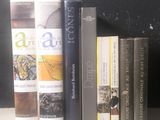 beaucoup de livres qui traînent sur une étagère