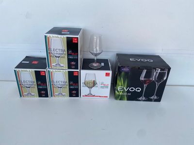 plusieurs cartons de verres à vin posés sur une table