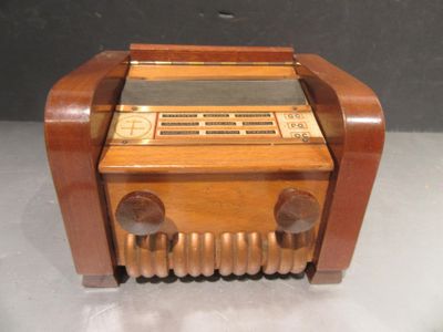 une vieille radio posée sur une table