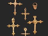 un ensemble de croix en or et d'autres objets religieux