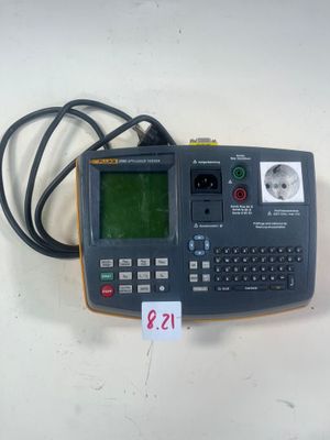 une image représentant une calculatrice posée sur une table blanche
