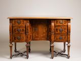 un bureau ancien en bois, muni de trois tiroirs et d'un plateau en marbre