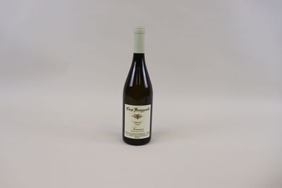 la bouteille de vin est posée sur la table, prête à être consommée