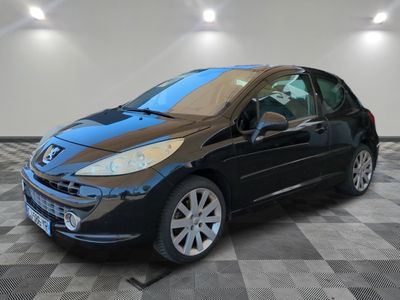 la photo d'une voiture noire garée dans un garage