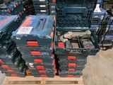 de nombreux types de boîtes empilées les unes sur les autres